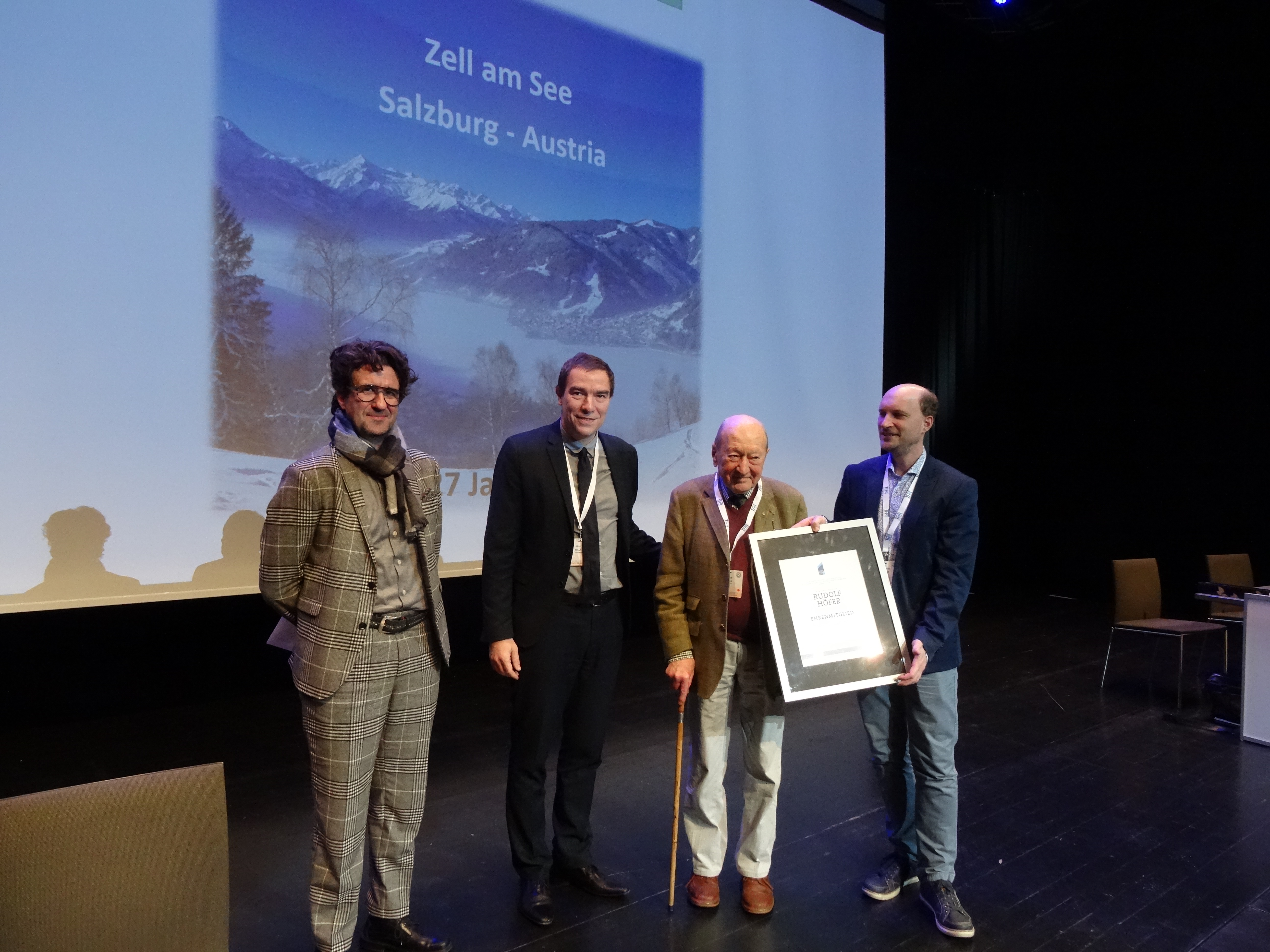Rudolf Höfer receives his award
